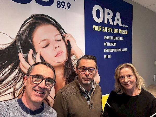 Olivier, David en Carine in de studio voor de podcast van ORA.